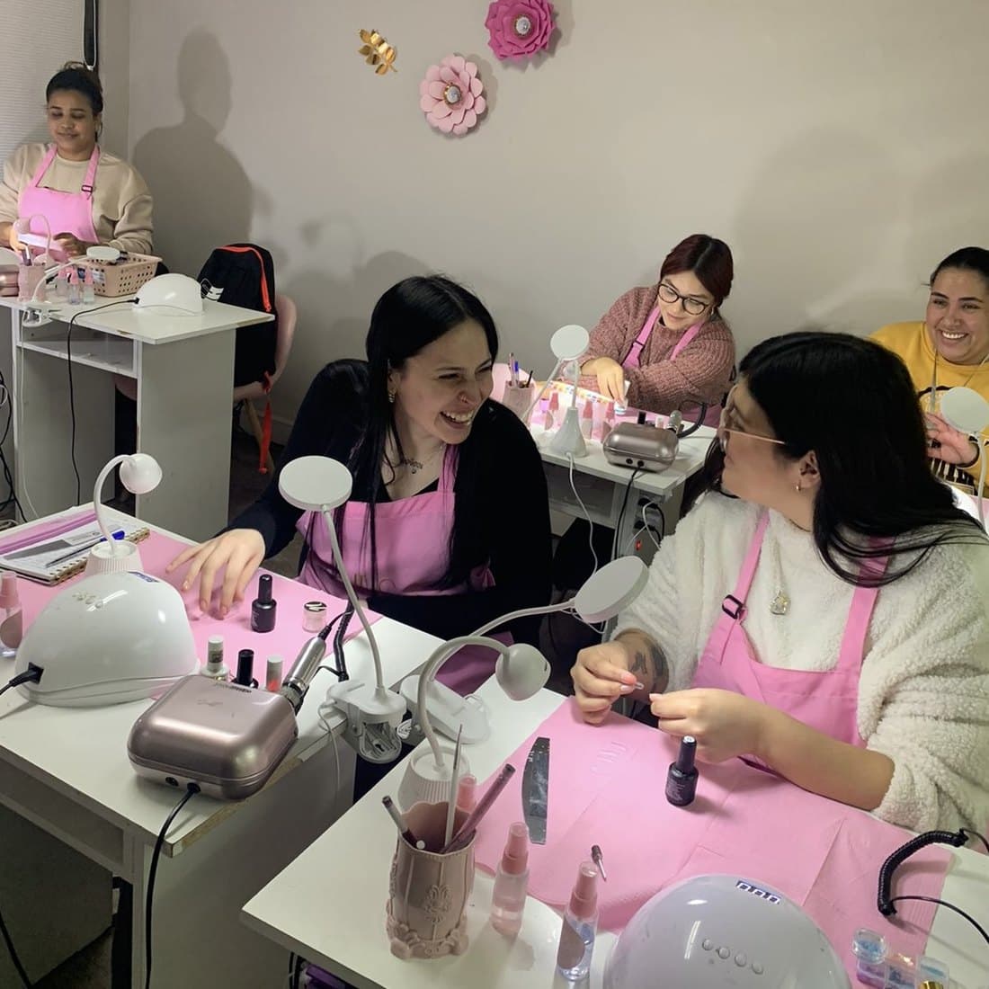 Alumnas de Nails Visage practicando en clase