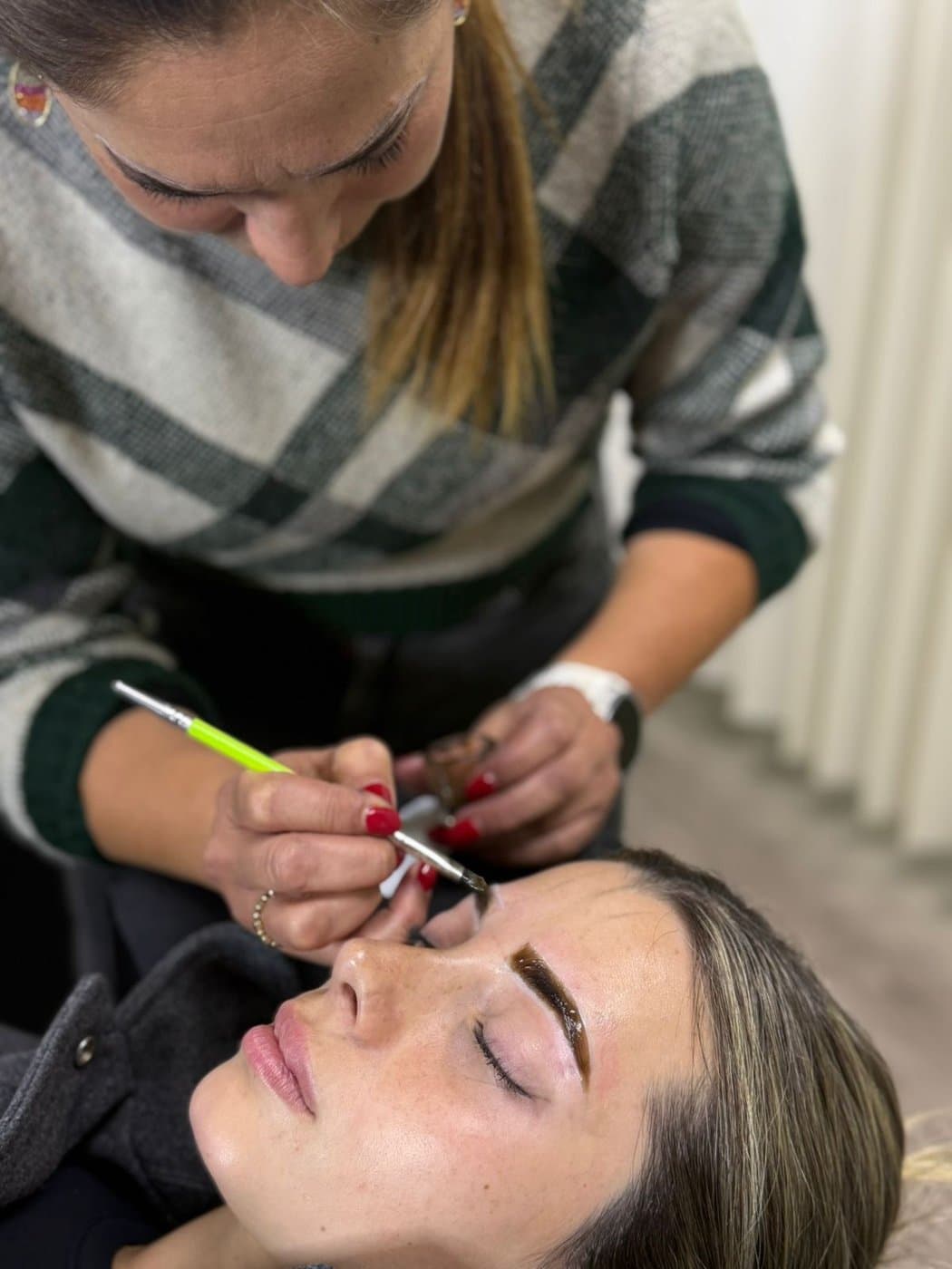 Clase de diseño de cejas en modelo real