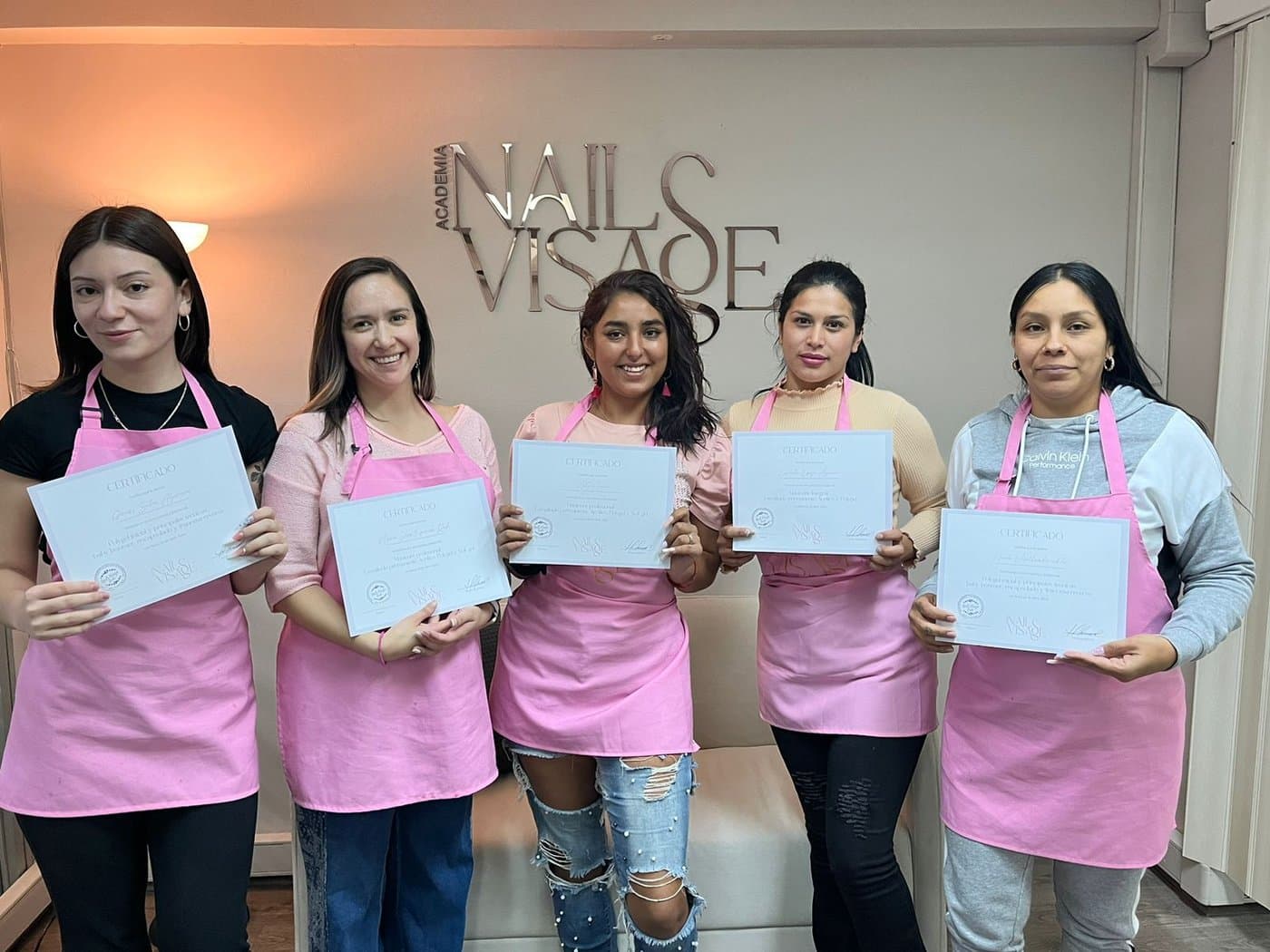 Alumnas de Nails Visage con su certificado